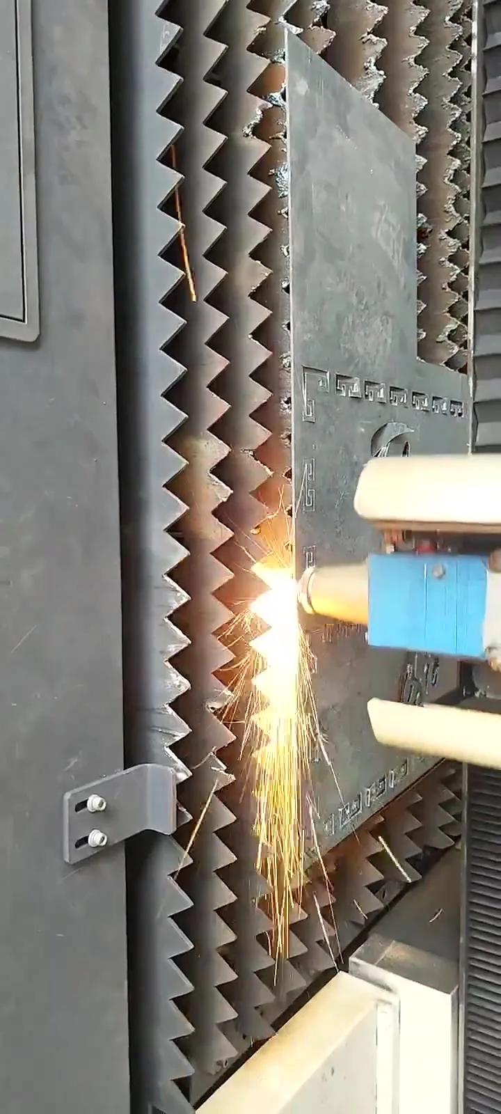Máy cắt laser fiber đang hoạt động tại Nghĩa Tiến